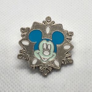 🌺‎ 5/$25 Disney Mickey Mouse Snowflake Trading Pin